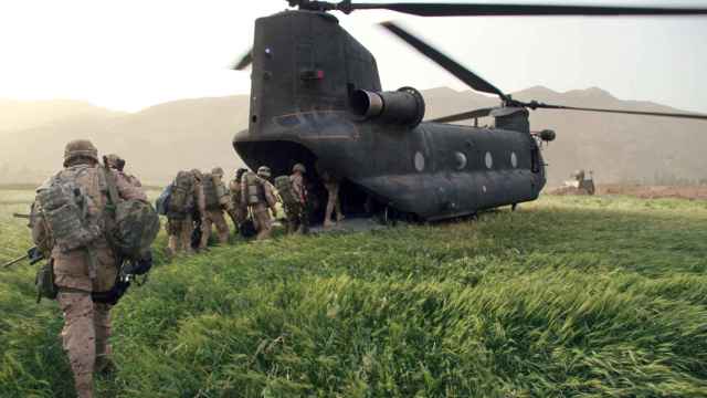 Efectivos españoles embarcan en un helicóptero Chinook en la base de Hernán Cortés, Afganistán.