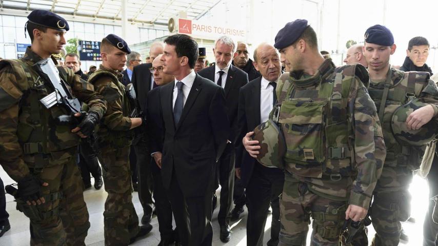 El primer ministro francés Manuel Valls juntoa  militares en París.