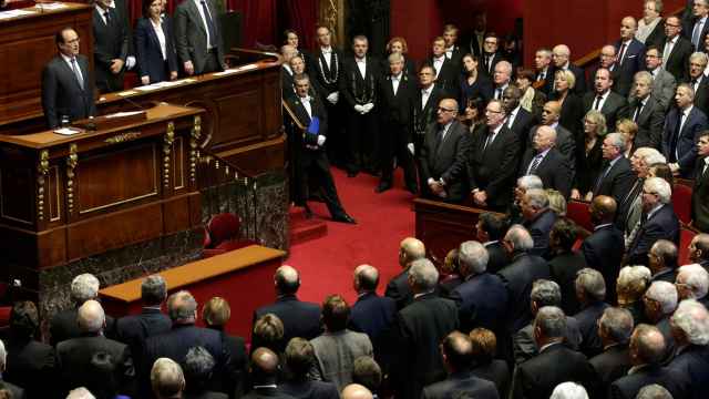 Hollande y la Asamblea entonan La Marsellesa.