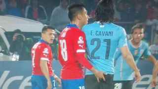 Gonzalo Jara provoca a Cavani en el Chile-Uruguay del 24 de junio pasado.