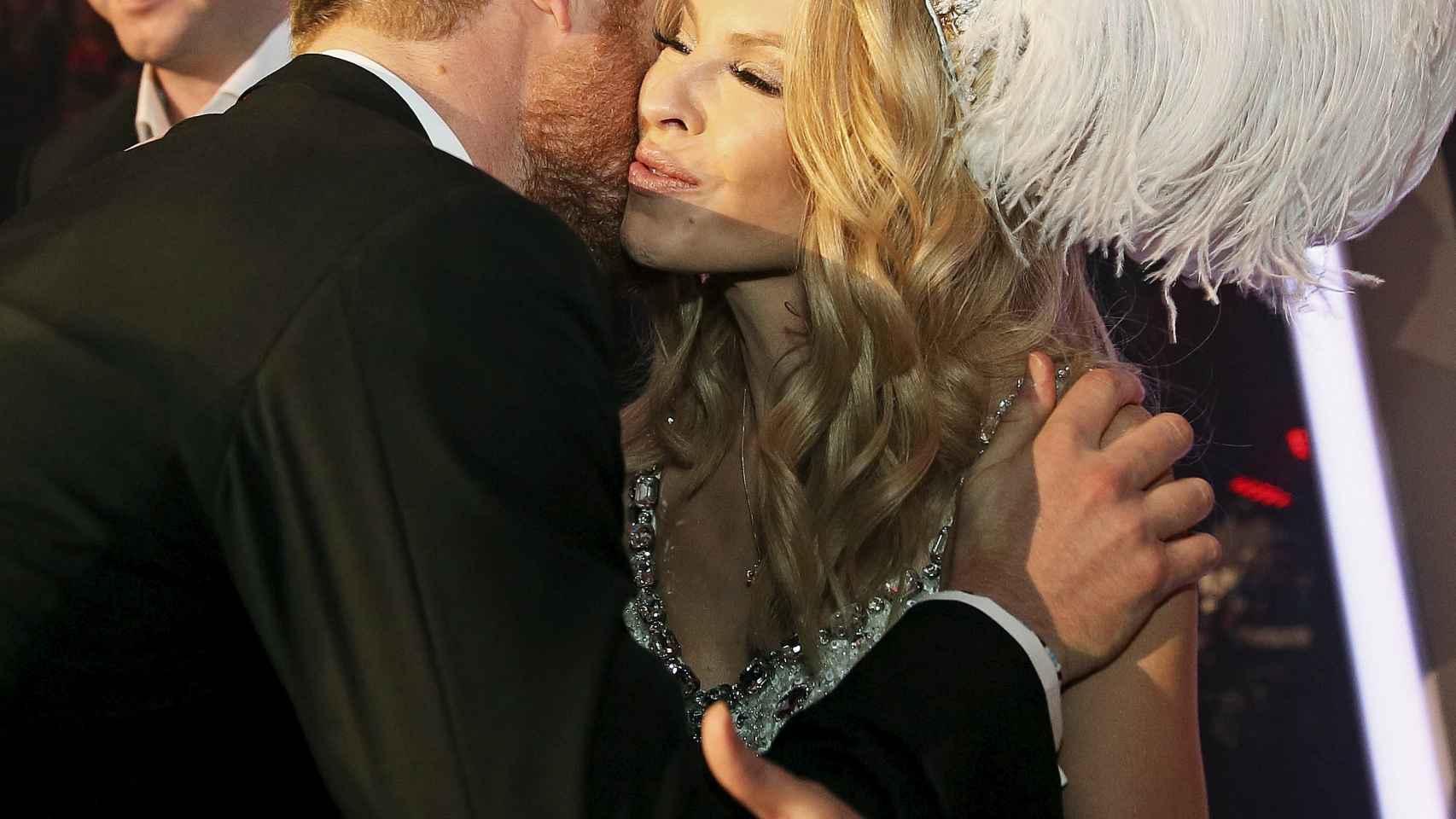 El Príncipe Harry besa a Kylie Minogue en la Royal Variety Performance