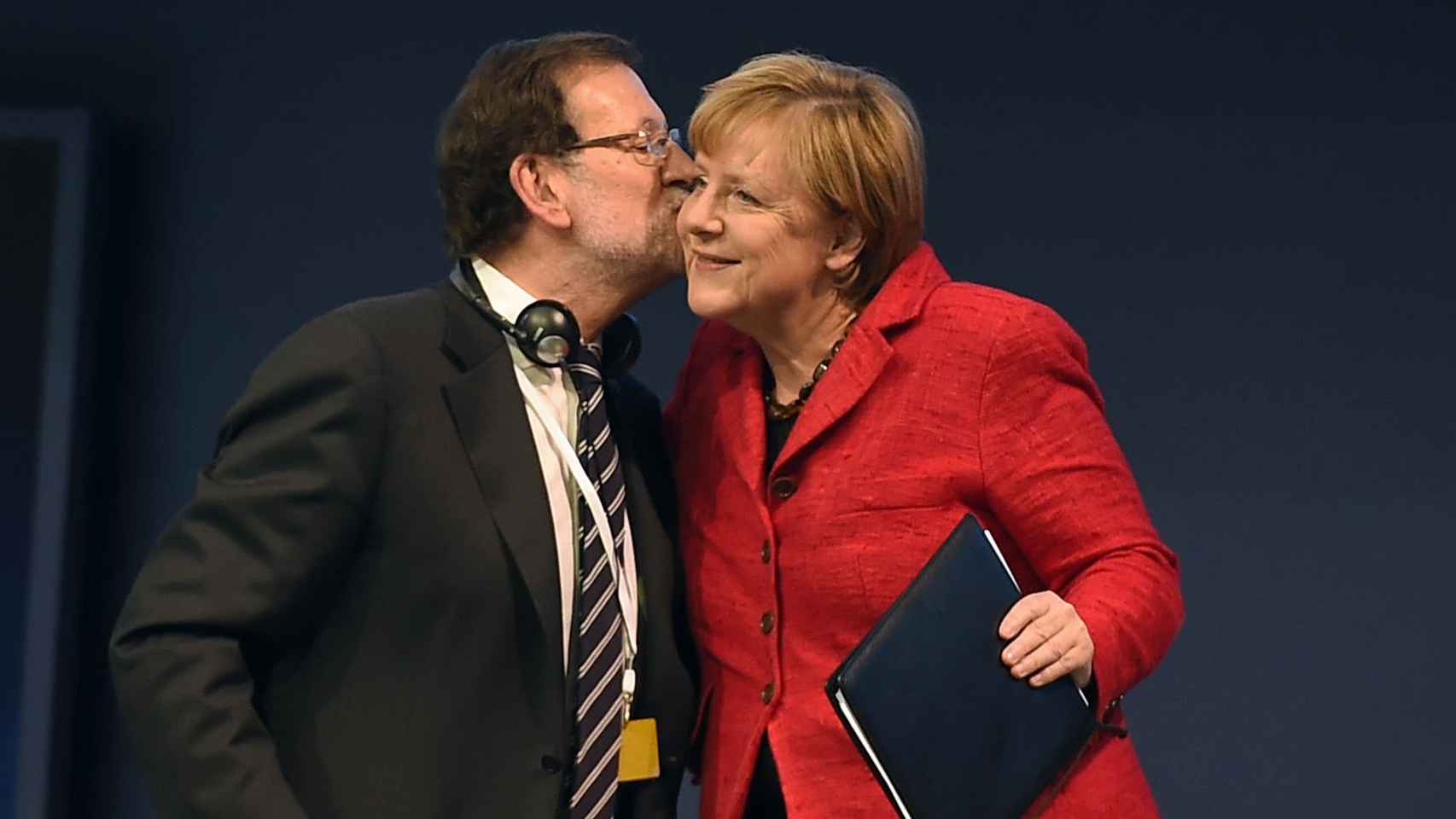 Rajoy besa a Merkel en el Congreso del Partido Popular Europeo en Madrid