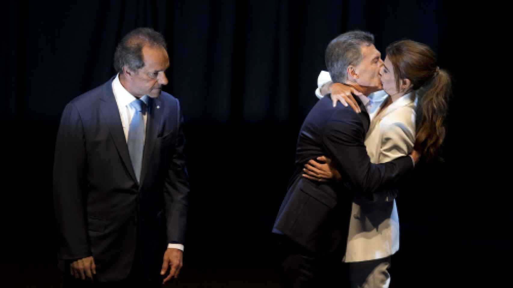 Mauricio Macri besa su mujer Juliana Awada en la campaña