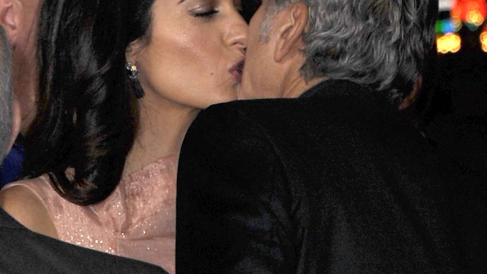George Clooney y Amal se besan en la última premier del actor