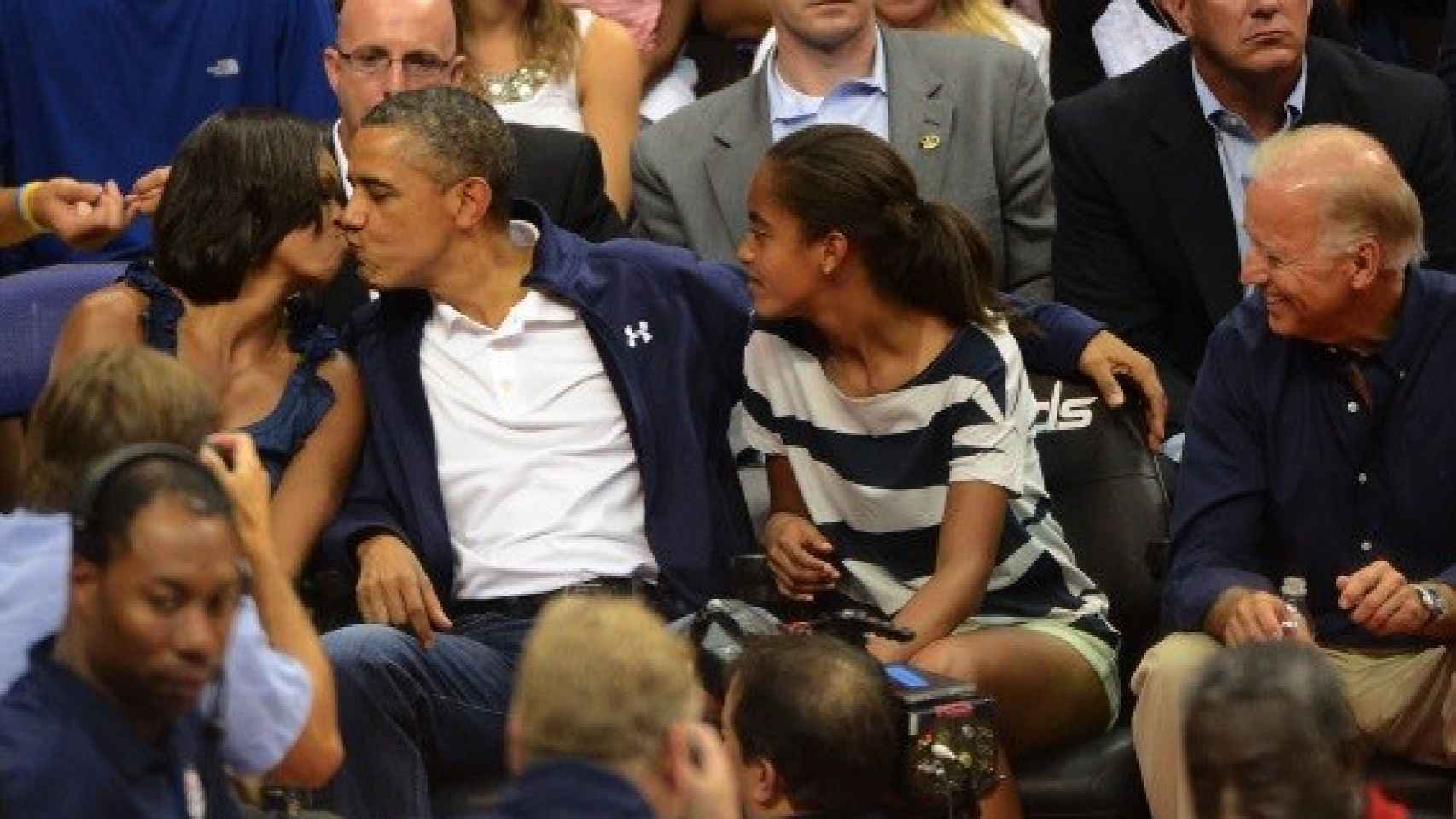 Obama besa a Michele en la NBA
