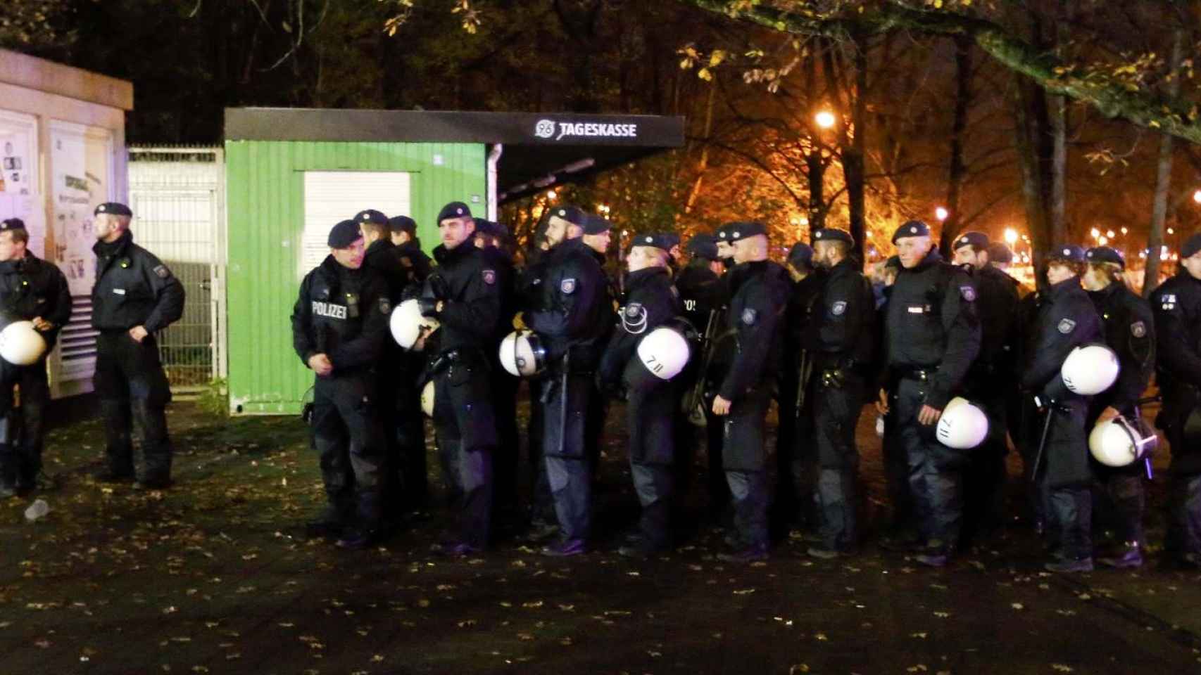 Agentes de Policía a las afueras del estadio de Hanover.