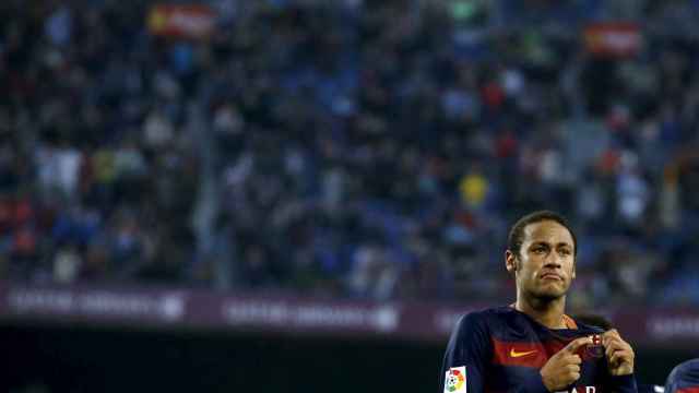 Neymar se señala el escudo durante un partido contra el Villarreal.