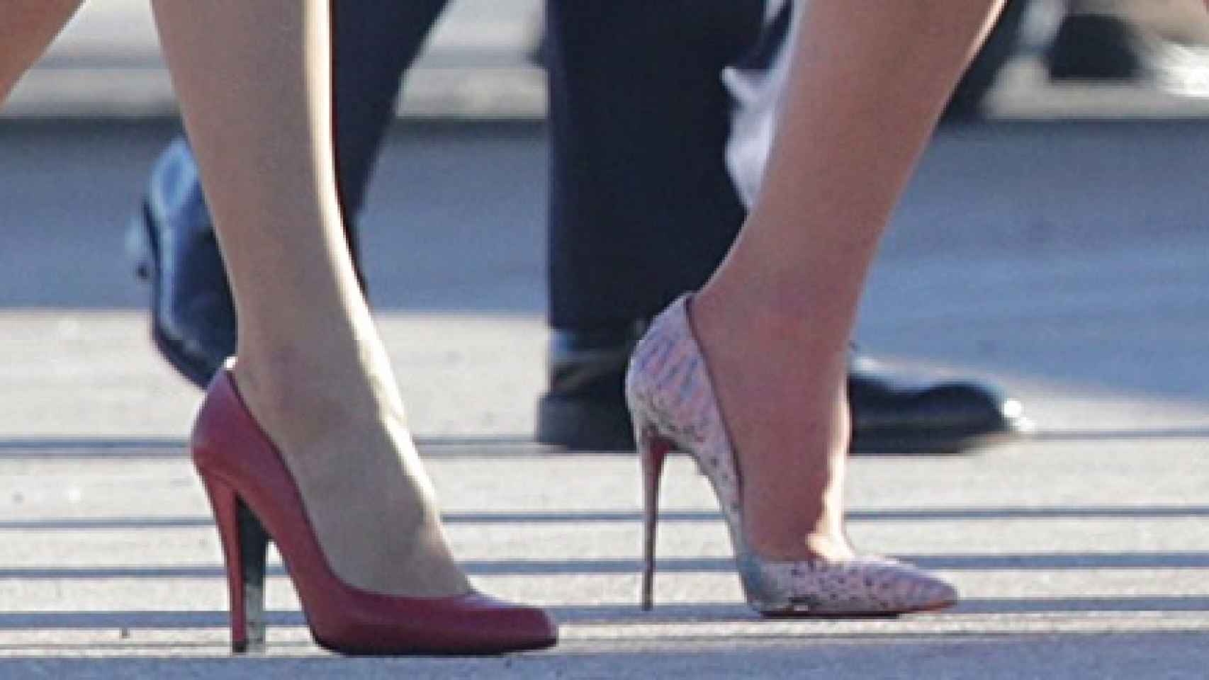 Letizia zapatos de tacón grueso rojos y Rania su habituales stilettos