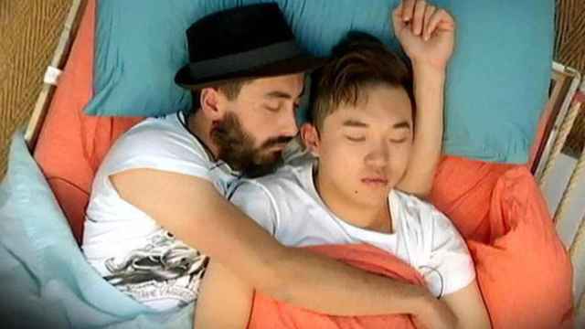 Aritz y Han en la cama en 'Gran Hermano 16' (Mediaset España)