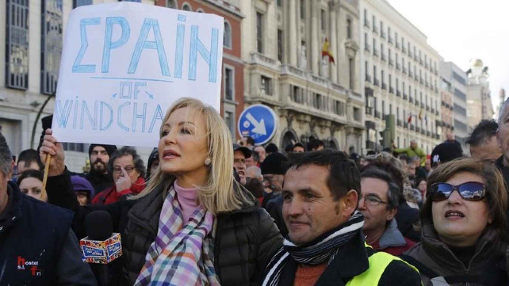 Lomana como reportera en una manifestación de Podemos