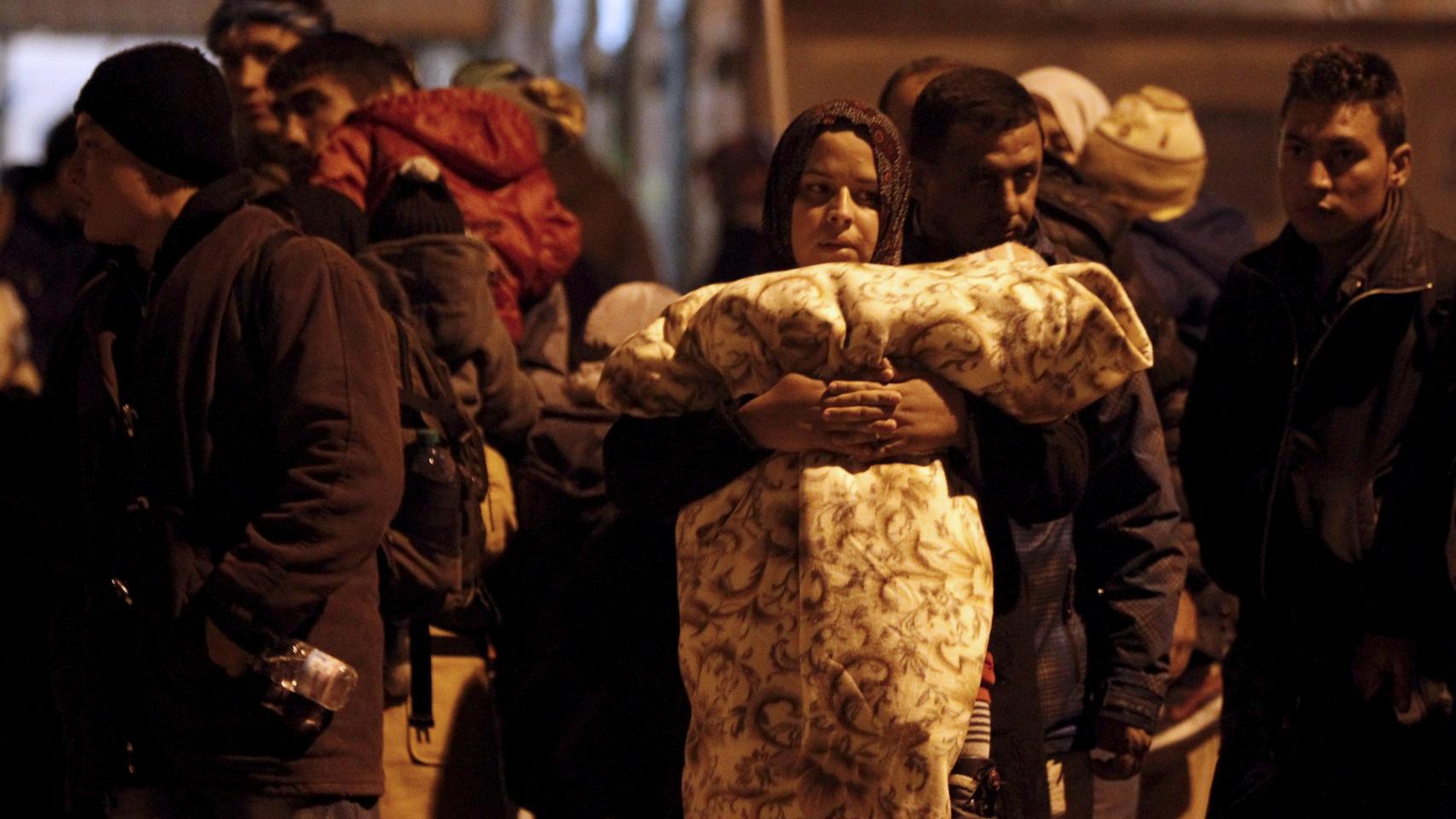 Migrantes esperan su traslado en un campamento de tránsito en Macedonia.