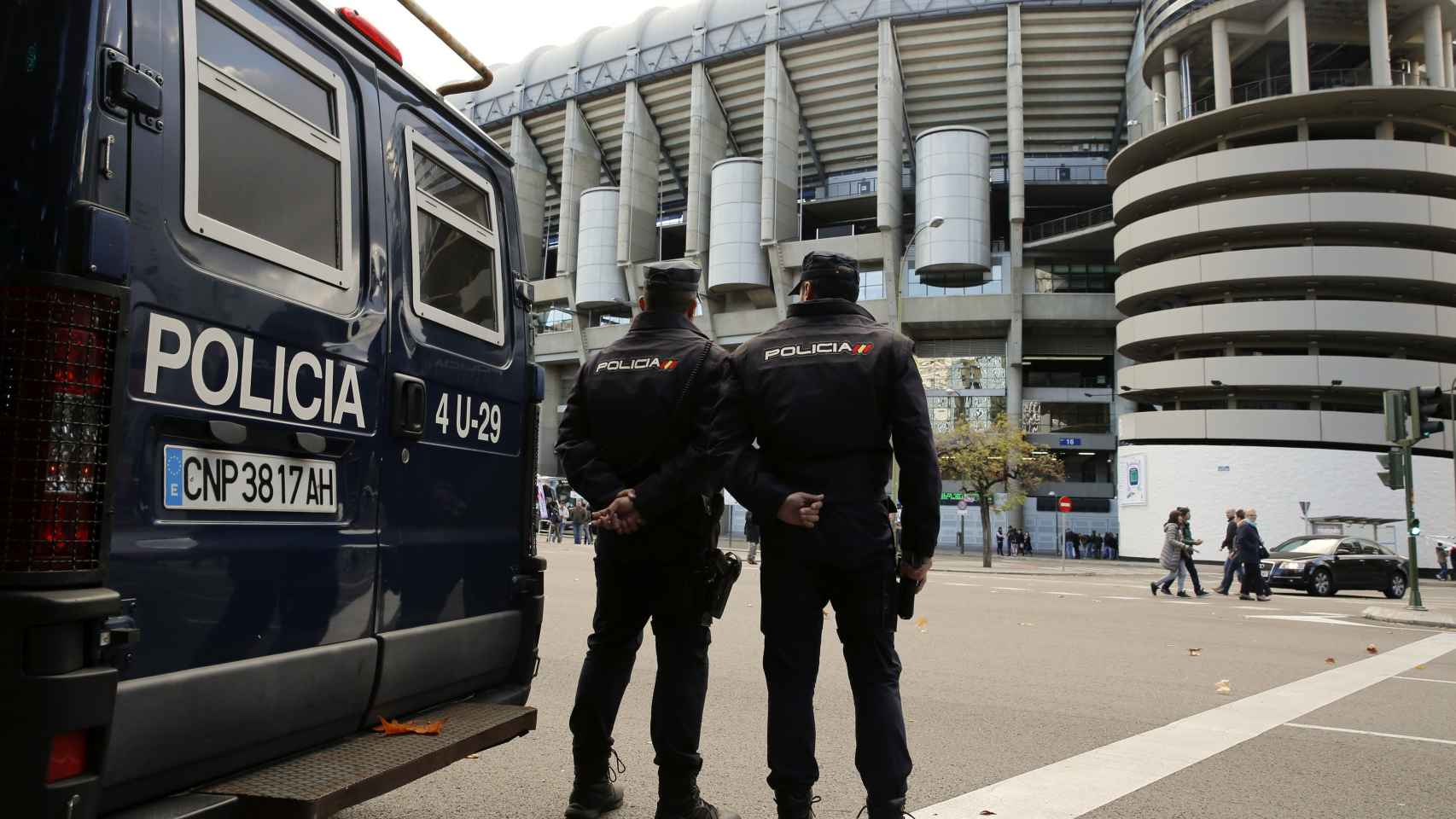 Agentes de la Policía Nacional frente al estadio Santiago Bernabéu.