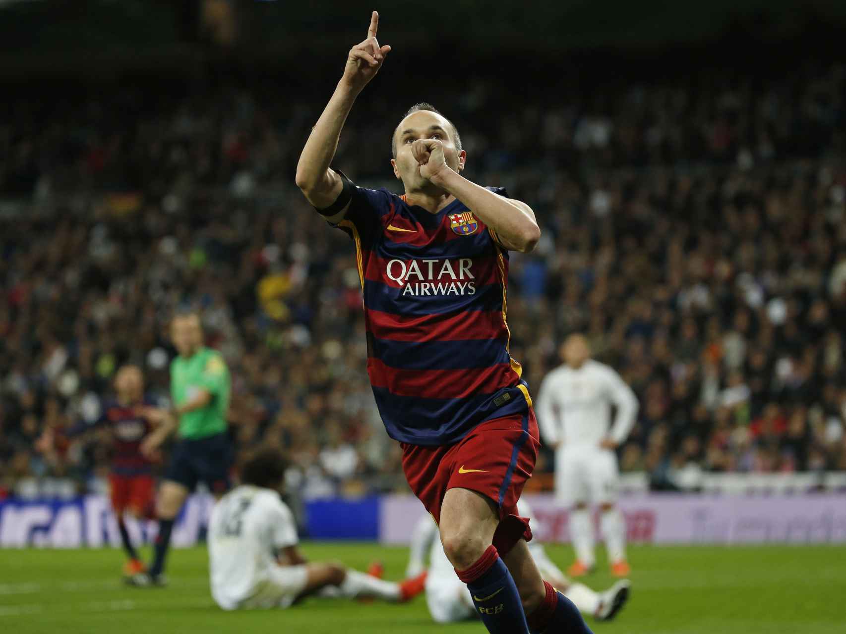 iniesta celebra el tercer tanto del Barcelona en Madrid.