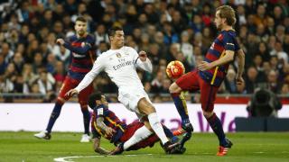 Rakitic arrebata un balón a Cristiano durante el Clásico.