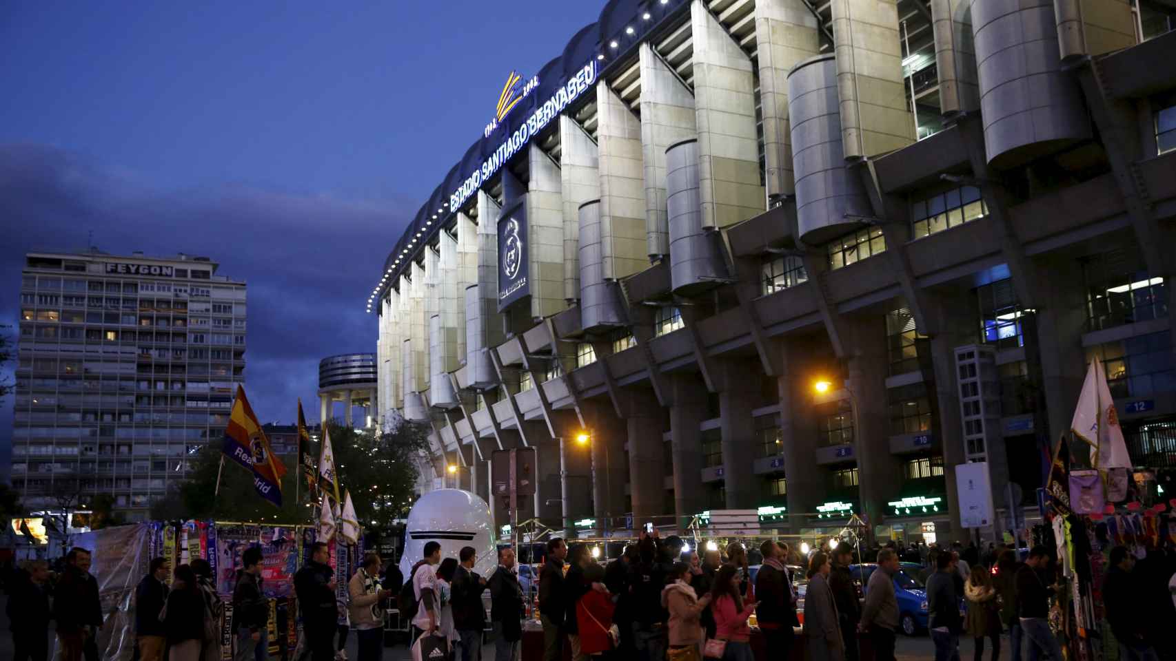 Colas a la entrada del Santiago Bernabéu