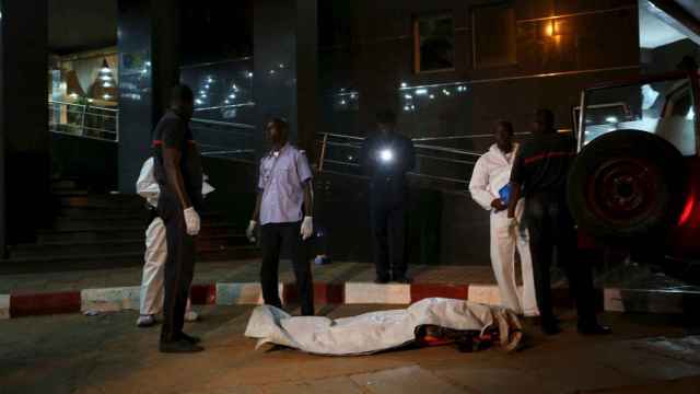 Oficiales de Malí retiran un cuerpo del hotel Radisson.