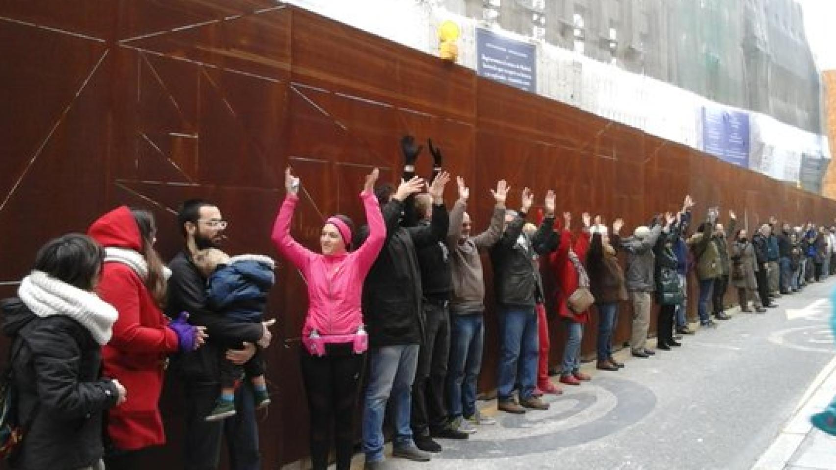 Los manifestantes lamentan la permisividad con OHL.
