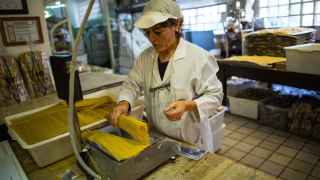 Una trabajadora en una fábrica de pasta en Caldas de Montbui.