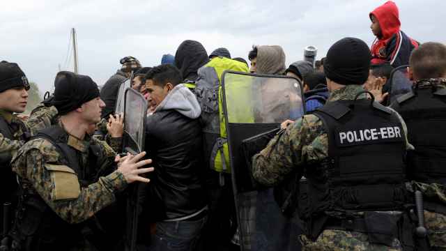 Numerosos refugiados llegan a la UE a través de la isla griega de Lesbos.