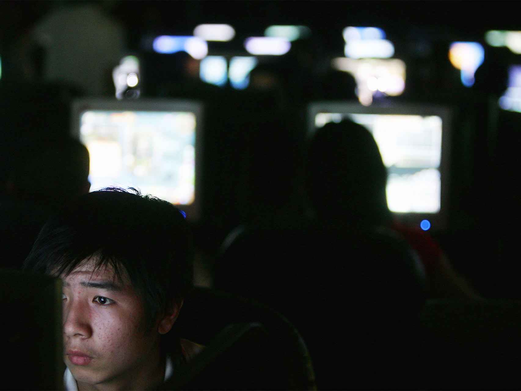 Jóvenes juegan en un cibercafé de China.