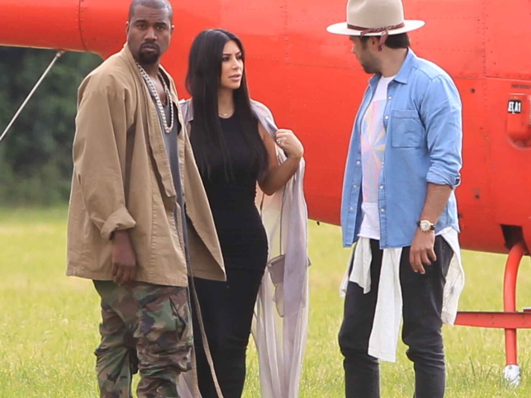Kim Kardashian y Kanye West llegan a Glastonbury en helicóptero