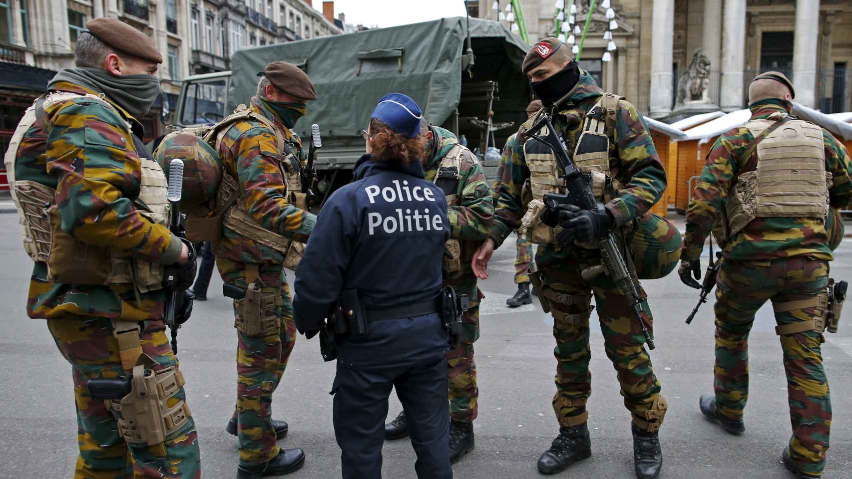 Soldados y policías belgas patrullan en el centro de Bruselas