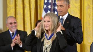 Obama entrega la Medalla de la Libertad a Barbara Streisand