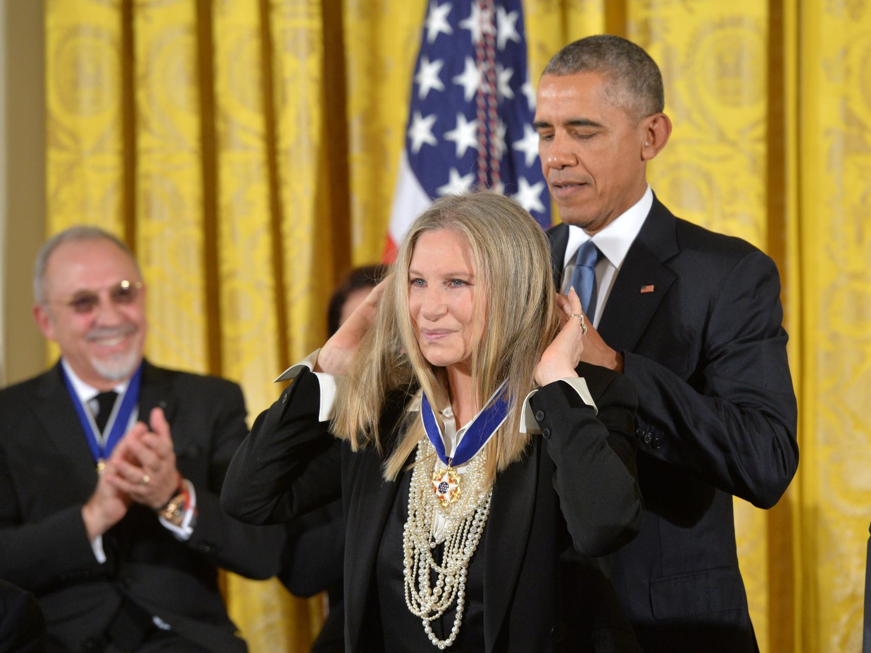 Obama entrega la Medalla de la Libertad a Barbara Streisand