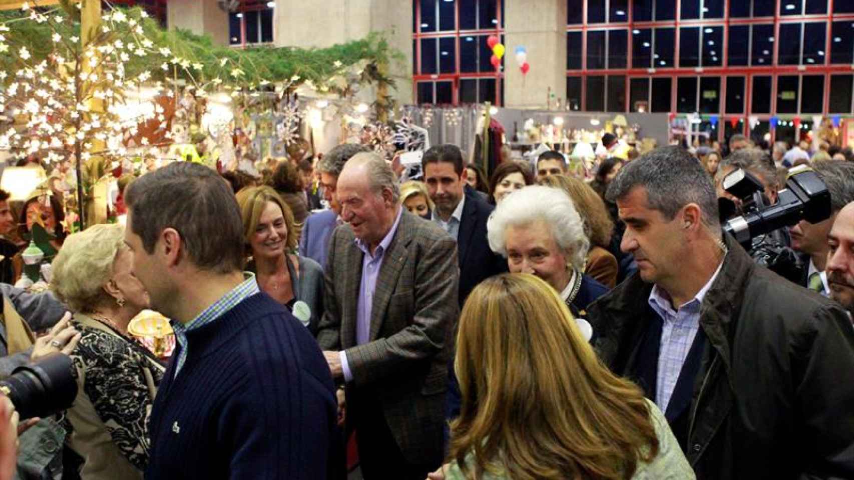 El Rey Don Juan Carlos visitó el Rastrillo Nuevo Futuro el pasado domingo