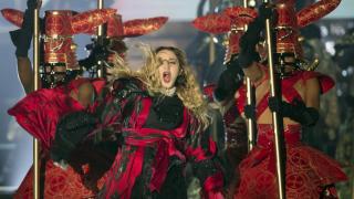 Madonna cantando en plena actuación en el concierto de Barcelona