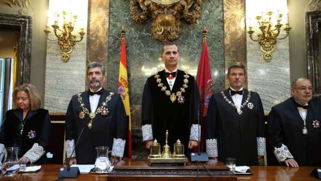 El Rey con el presidente del Supremo, Carlos Lesmes, y el ministro de Justicia, Rafael Catalá, en la Apertura del Año Judicial