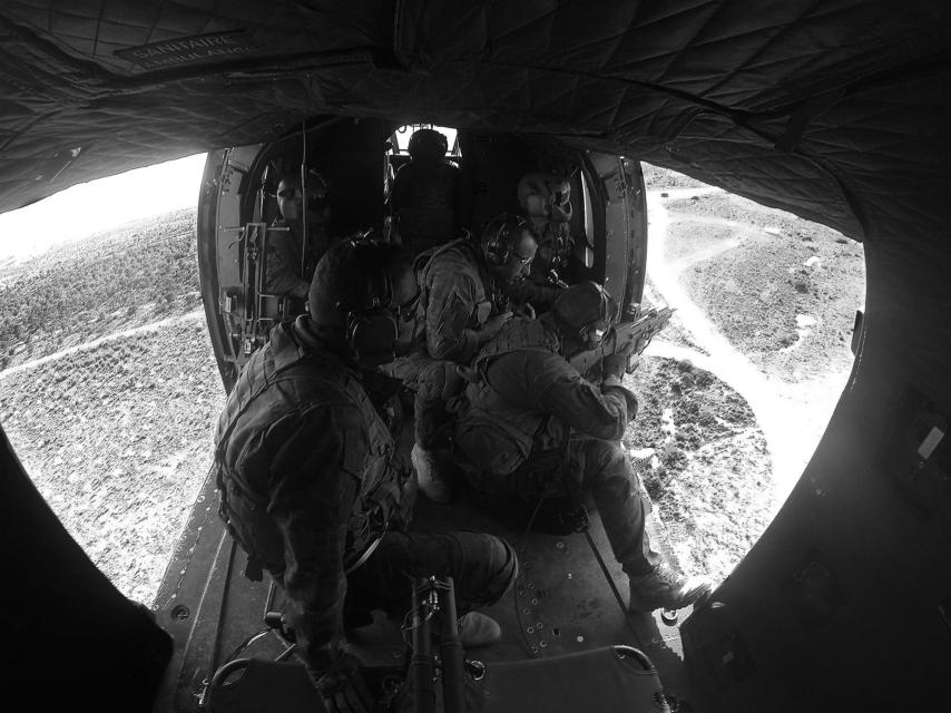 Interior del Cougar durante las prácticas de tiro en vuelo.