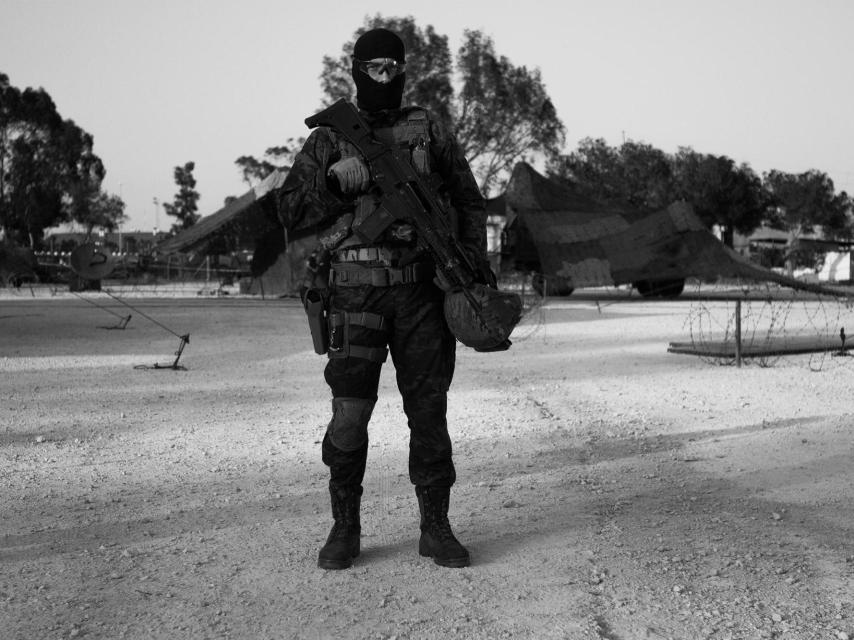 Así va pertrechado un soldado del MOE.