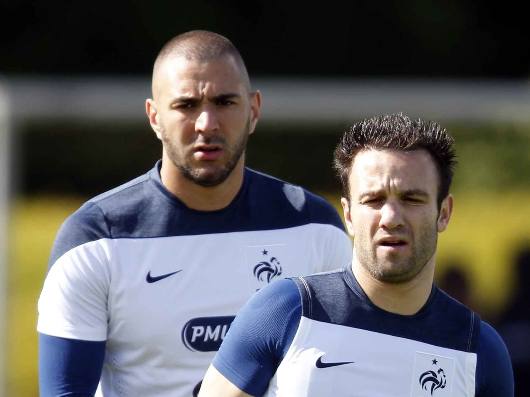Benzema y Valbuena entrenanado con la selección en Clairefontaine, cerca de París
