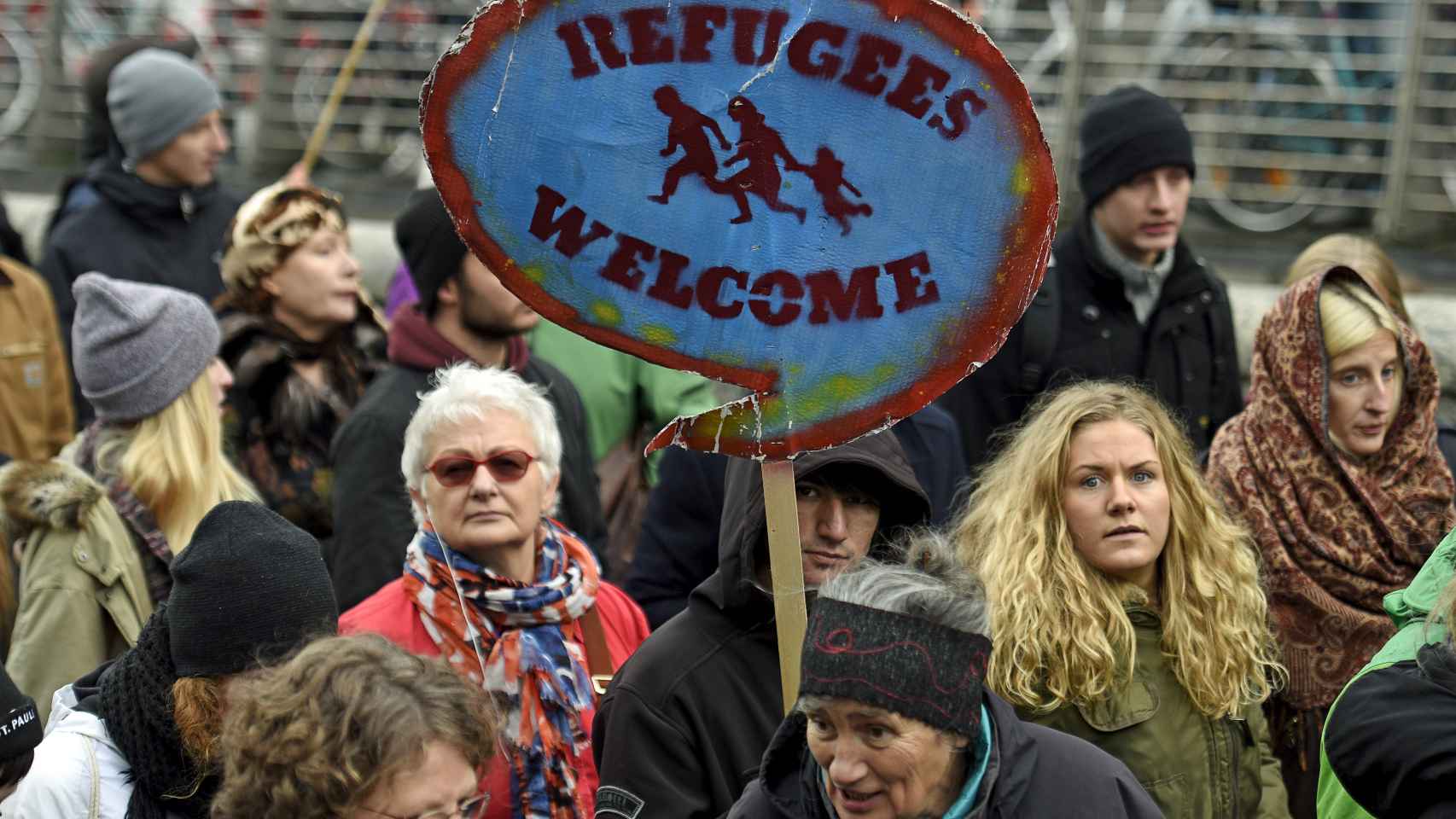 Manifestantes en la ciudad de Hamburgo dan la bienvenida a los refugiados.