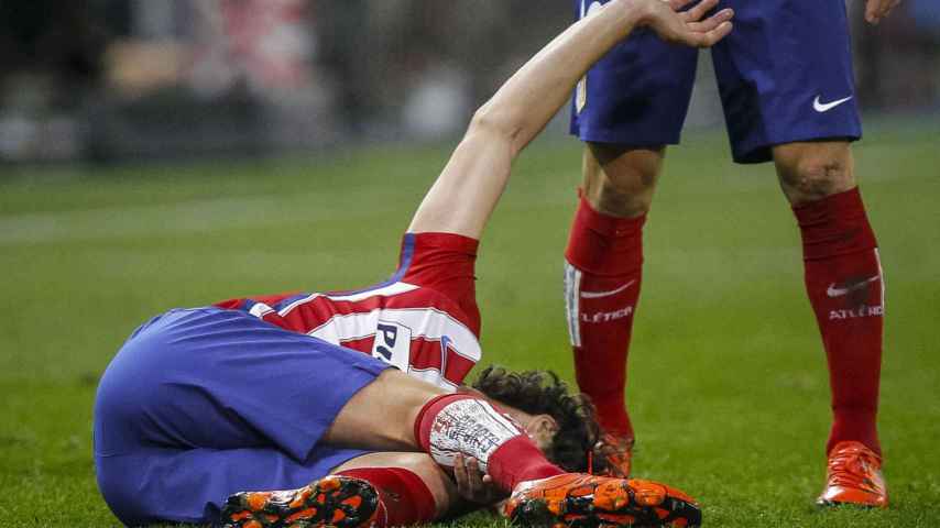 Tiago, lesionado contra el Espanyol. / EFE