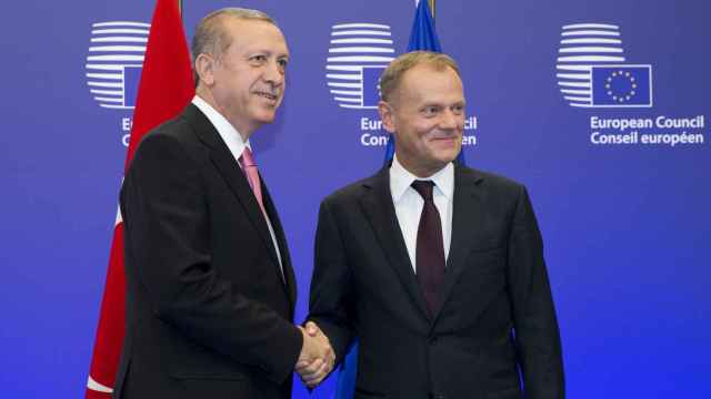 El presidente turco saluda al presidente del Consejo Europeo.