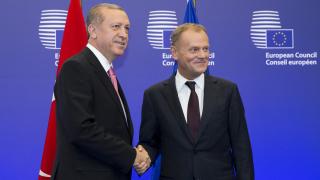 El presidente turco, Recep Tayyip Erdogan, saluda al presidente del Consejo Europeo, Donald Tusk, durante su última visita a Bruselas