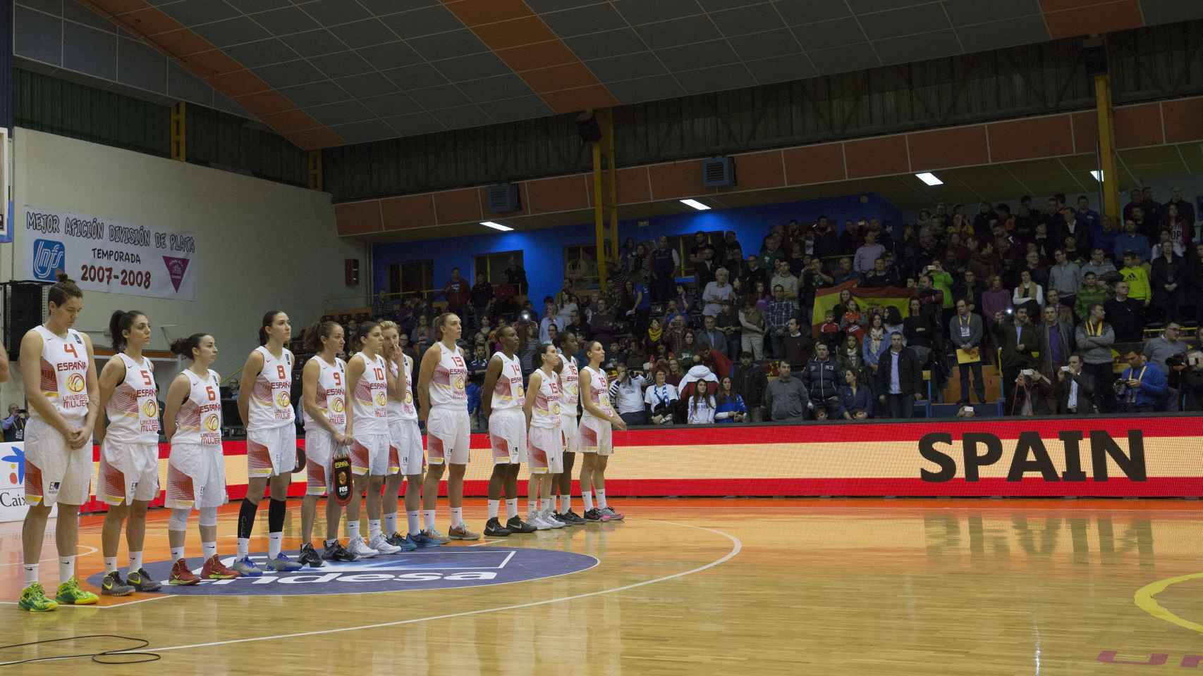 Las jugadoras españolas escuchan el himno antes del partido.