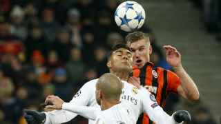 Casemiro disputa la pelota con Gladkiy durante el Shakhtar Donetsk-Real Madrid.