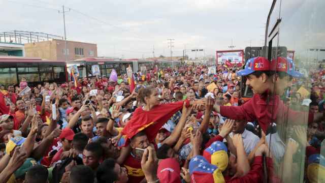 Nicolás Maduro saluda a la multitud en un acto de campaña.