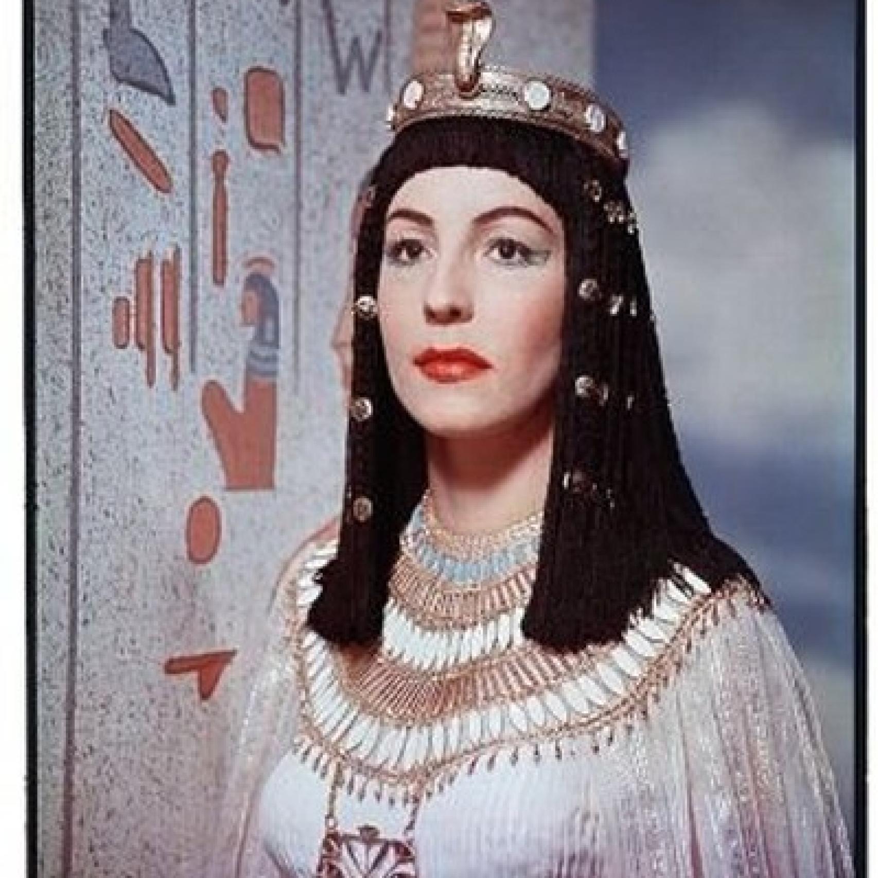 Anitra Stevens como Nefertiti en la película Sinuhé el egipcio.