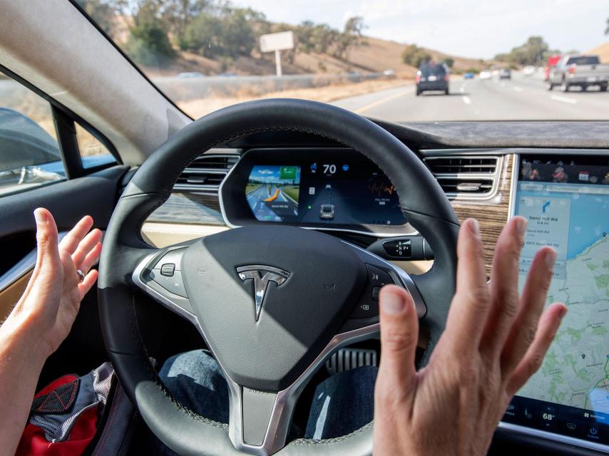 El coche Tesla con piloto automático.