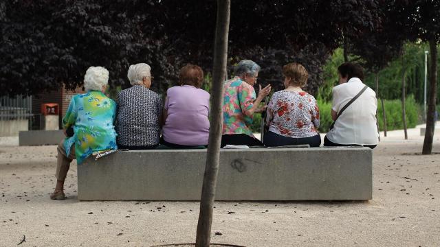 El envejecimiento poblacional crece en España.