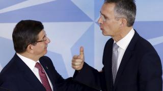 El primer ministro turco, Ahmed Davutoglu, y el secretario general de la OTAN, Jens Stoltenberg