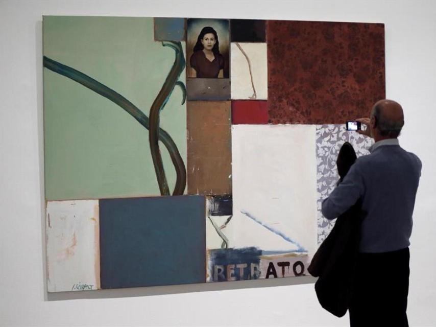 Un visitante en la sala principal de la muestra del Reina Sofía.