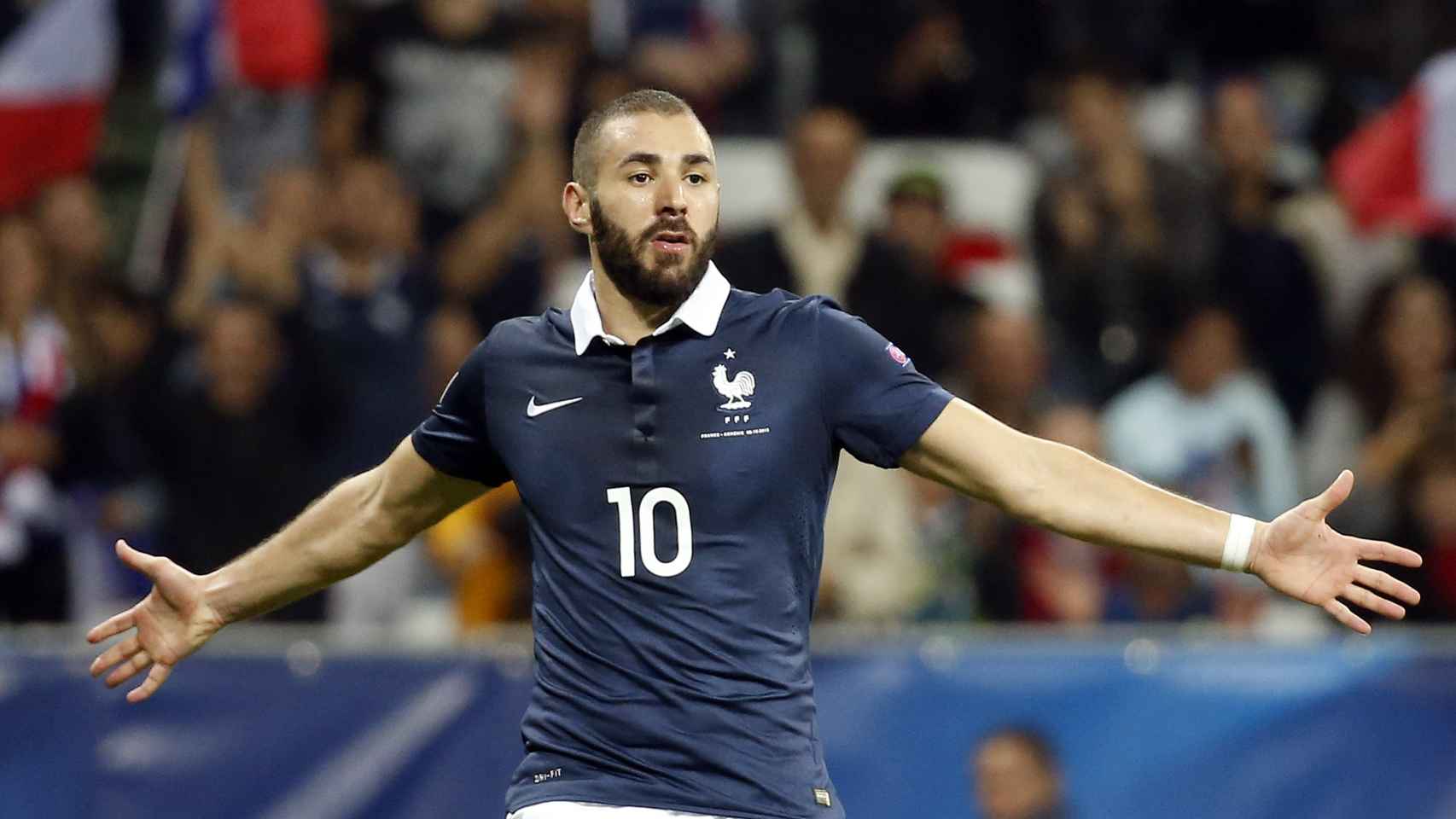 Benzema celebra un gol con Francia