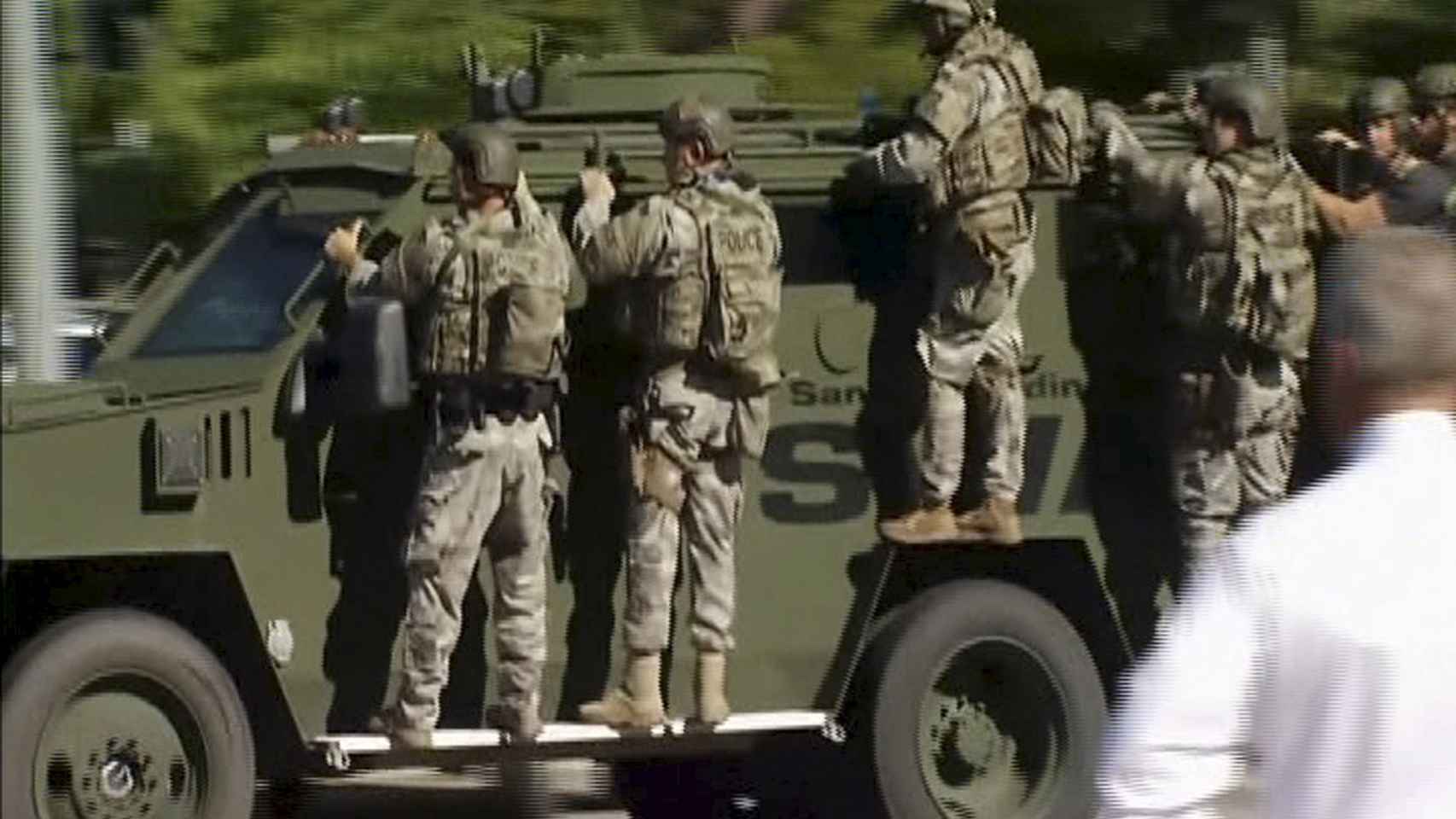 Un equipo de los SWAT de camino a la zona del tiroteo