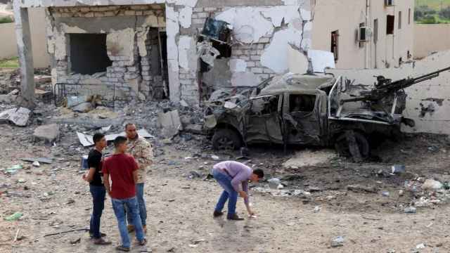 Daños en un control de carreteras entre Trípoli y Misrata tras una explosión.