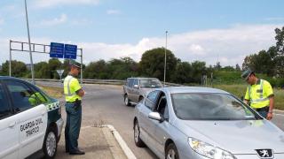 La Guardia Civil de Tráfico para en Sevilla a una serie de coches. Guardia Civil